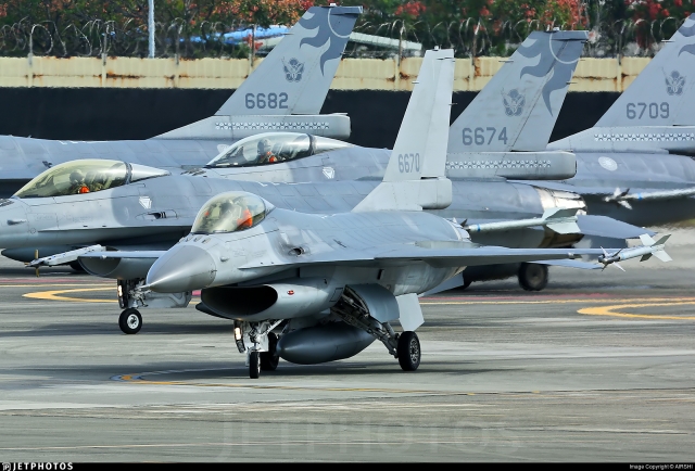 Taiwan RoCAF F 16 6670 AIRSHI 640