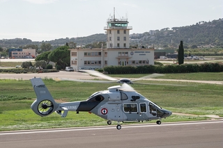 Le mercredi 21 septembre 2022, la Marine nationale reçoit le premier hélicoptère H160 de la flotte intérimaire (FI). À cette occasion, un PHOTEX est réalisé au-dessus de la base d'aéronautique navale d'Hyères et de la presqu'île de Giens.La flotte intérimaire permettra aux flottilles Caïman Marine et Panther d’être pleinement investies sur les missions de combat depuis les frégates. Une de cette flotte, constituée de Dauphin, a vocation à opérer depuis les bâtiments porte-hélicoptères.L'autre volet de la flotte intérimaire, constitué de 6 hélicoptères FI, opérera depuis la terre afin d’armer les plots SECMAR (secours maritime) : c’est le premier hélicoptère de cette série que la marine reçoit ce 22 septembre.Issus d’un travail entre la marine nationale, Babcock, Airbus Helicopters et Safran Helicopters Engines, le H160FI est la version civile qui sert au développement du HIL Guépard. Configurés pour le sauvetage en mer, ils sont équipés d’un treuil, d’un système électro-optique 410 et d’une cabine permettant un aménagement optimisé pour chaque mission. Ils seront également certifiés pour le vol avec de vision nocturne.