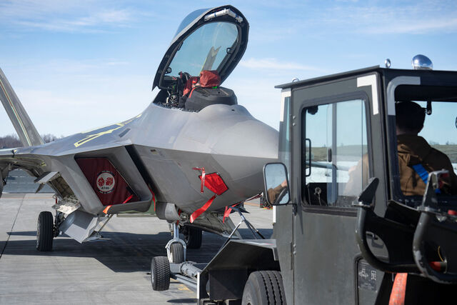 US 90th FS F 22A Raptor 07 4146 credit USAF 640