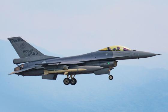 Taiwan F 16B with AGM 88B 1 credit HJT 560